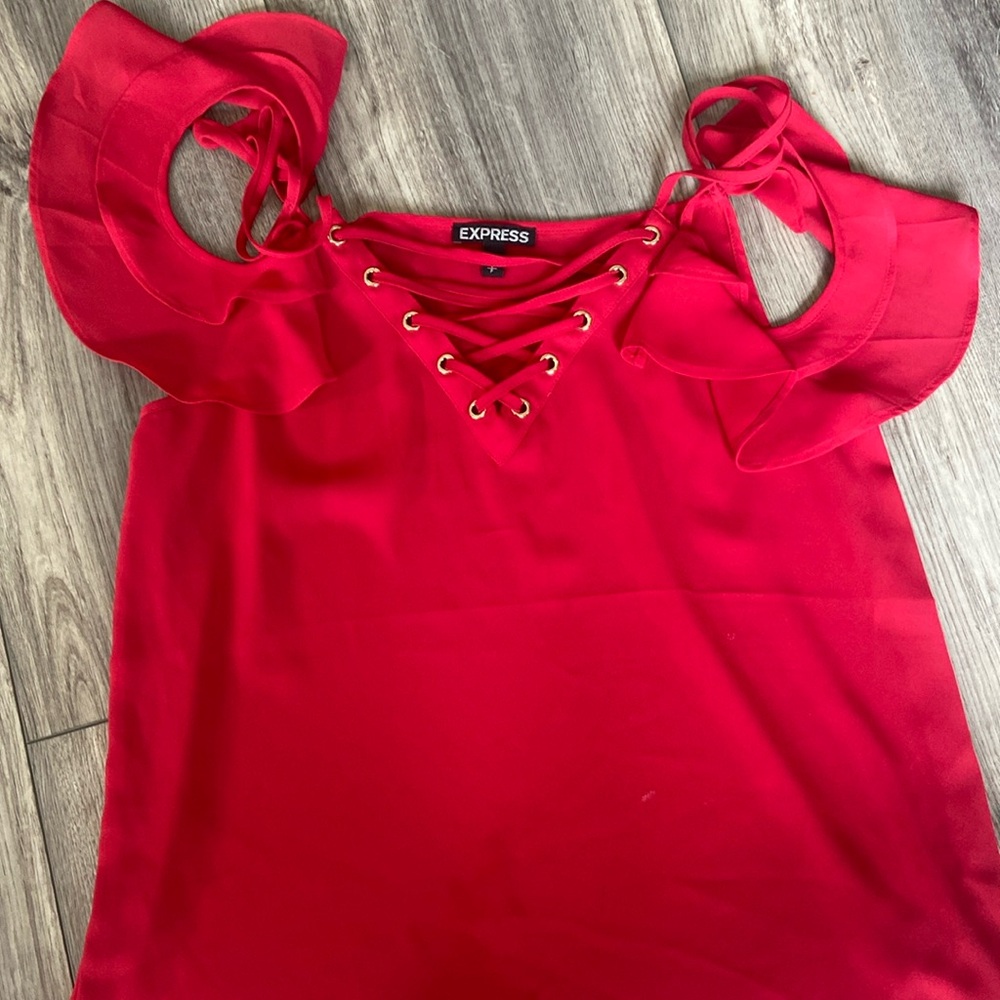 Express // Red Criss Cross cold shoulder top ❤️